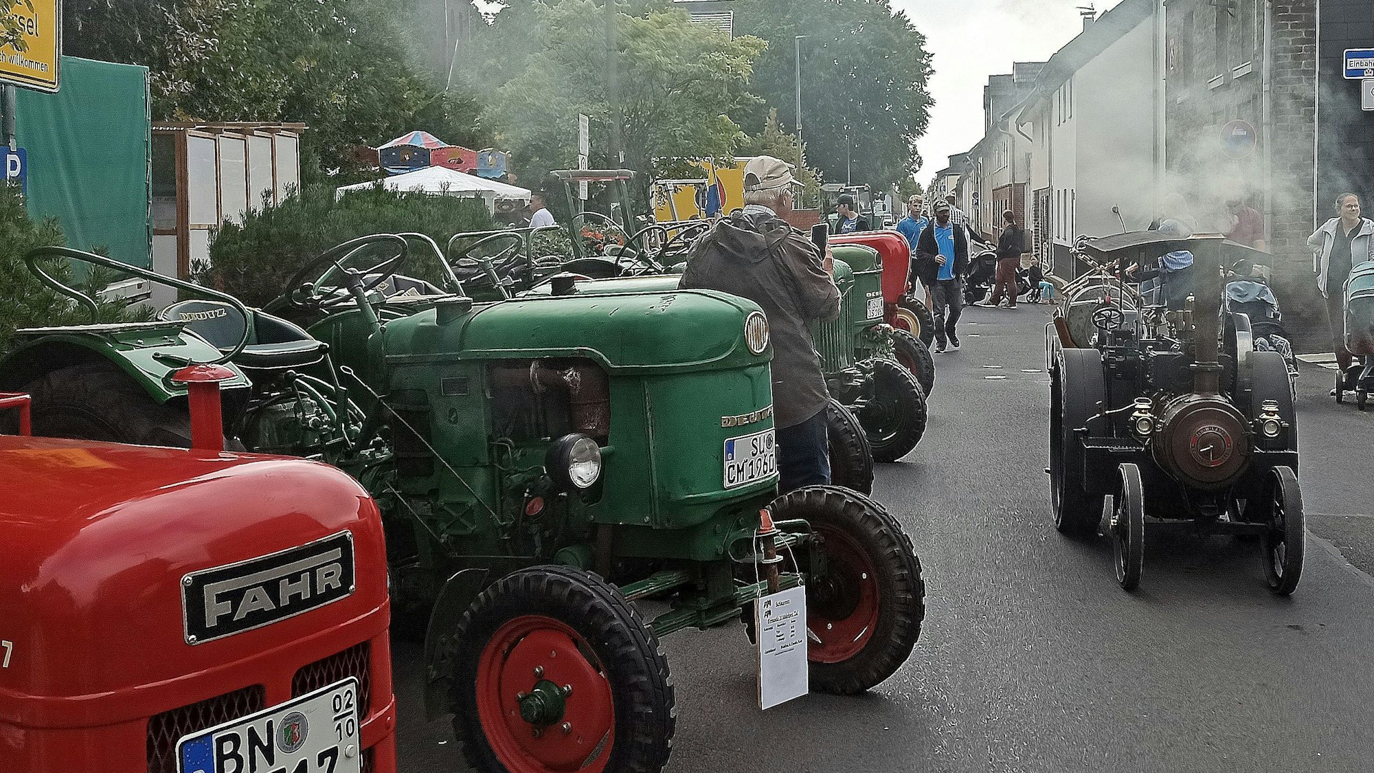 Rund 40 Oldtimer-Fahrzeuge waren beim Treff der Traktorfreunde Hersel auf der Rheinstraße zu bewundern.
