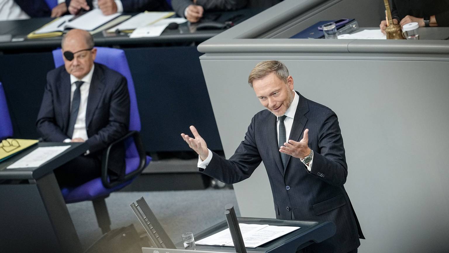Christian Lindner (FDP), Bundesminister der Finanzen, spricht neben Bundeskanzler Olaf Scholz (l, SPD) im Plenarsaal des Bundestags zu Beginn der Haushaltswoche.