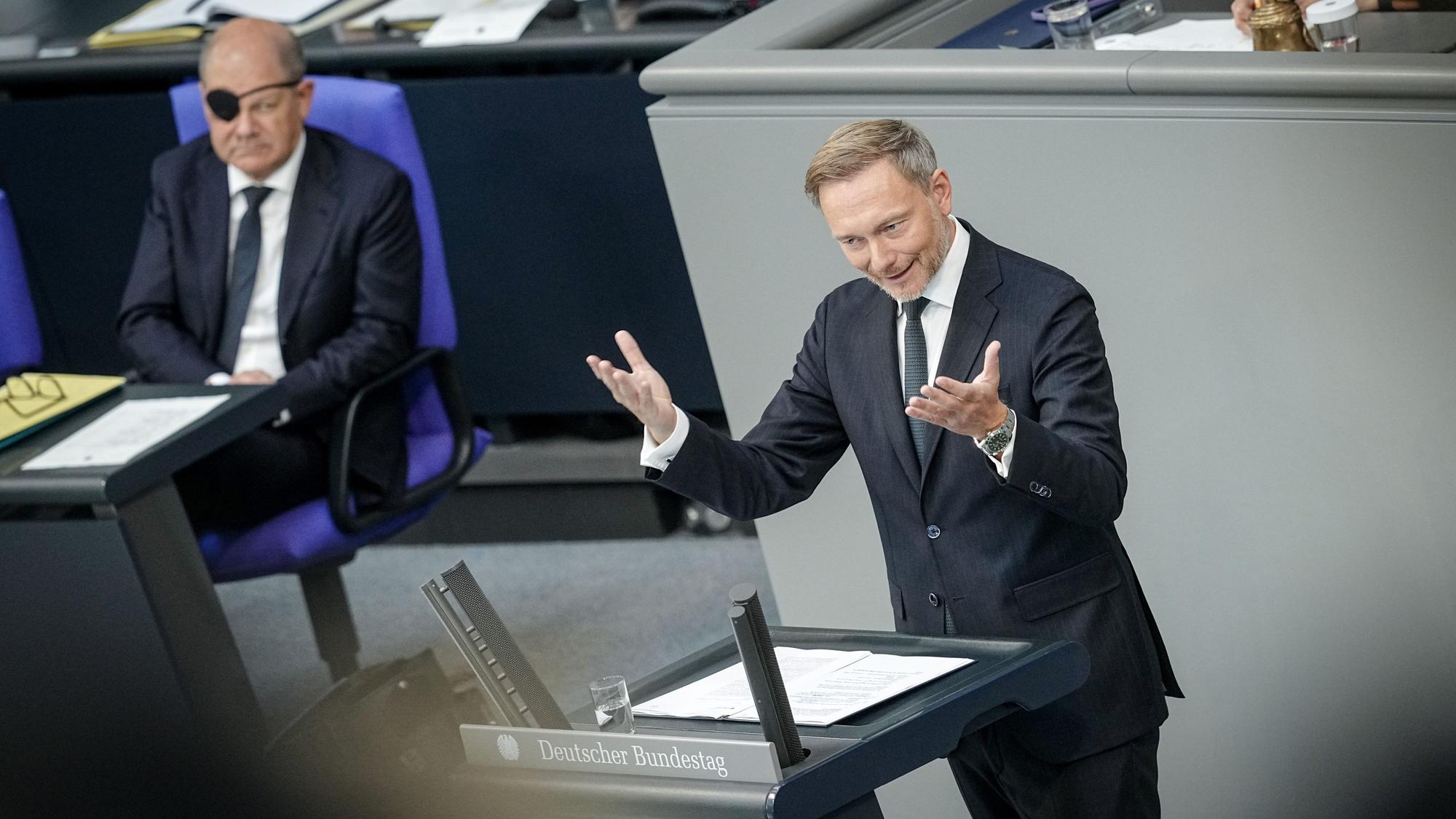 Christian Lindner (FDP), Bundesminister der Finanzen, spricht neben Bundeskanzler Olaf Scholz (l, SPD) im Plenarsaal des Bundestags zu Beginn der Haushaltswoche.