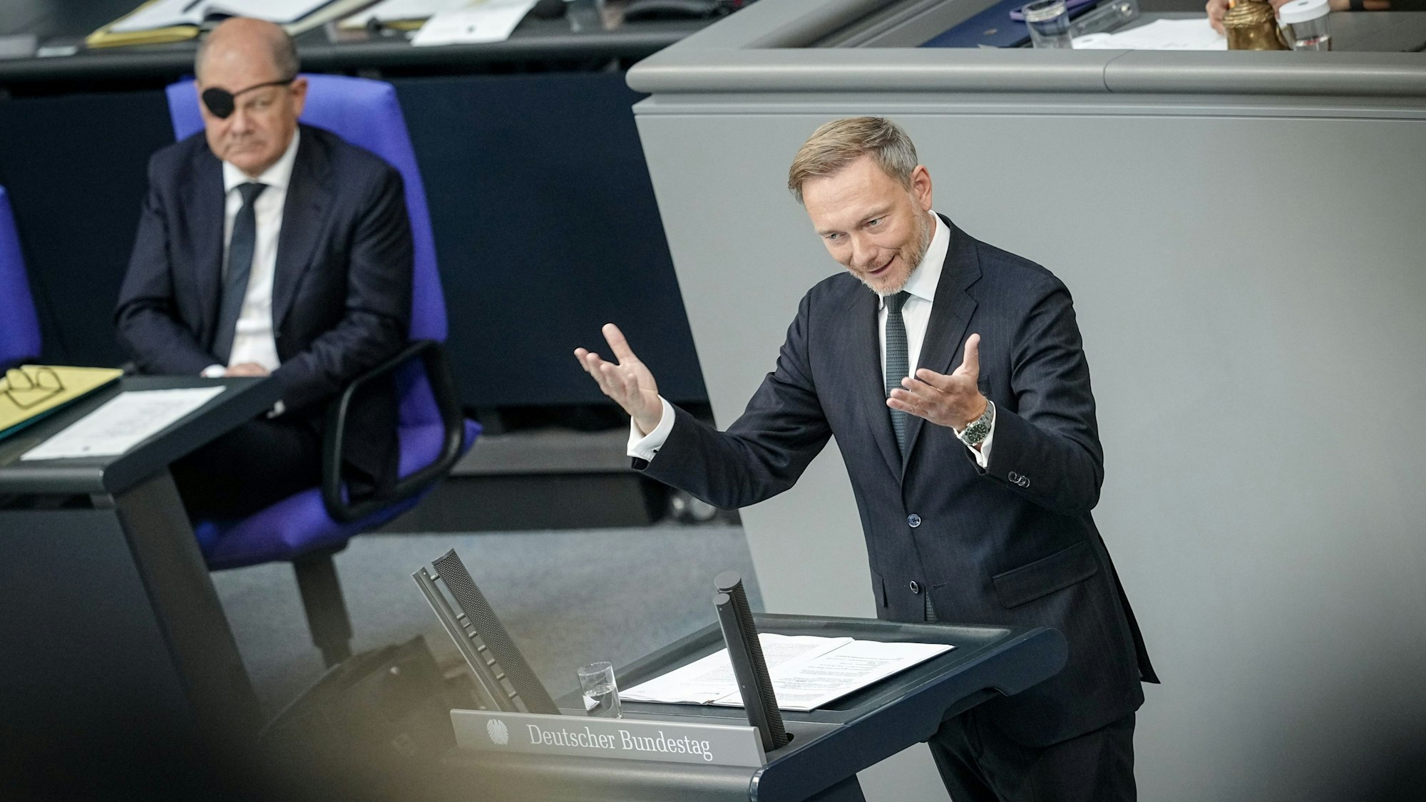 Christian Lindner (FDP), Bundesminister der Finanzen, spricht neben Bundeskanzler Olaf Scholz (l, SPD) im Plenarsaal des Bundestags zu Beginn der Haushaltswoche.