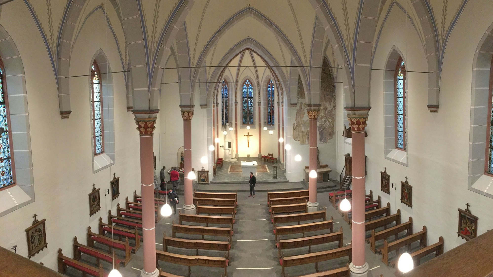 Das Bild zeigt ein Kirchenschiff von der Empore aus.