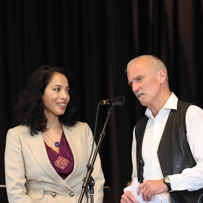 Das frühere Model Zohre Esmaeli aus Afghanistan im Gespräch mit Modertor und Pfarrer Jochen Gran auf der Bühne in der Aula des Waldbröler Hollenberg-Gymnasiums. Dort feierte der Freundeskreis Asyl sein 30-jähriges Bestehen.