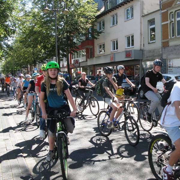Schülerinnen und Schüler radeln im Pulk durch die Hennefer Innenstadt.