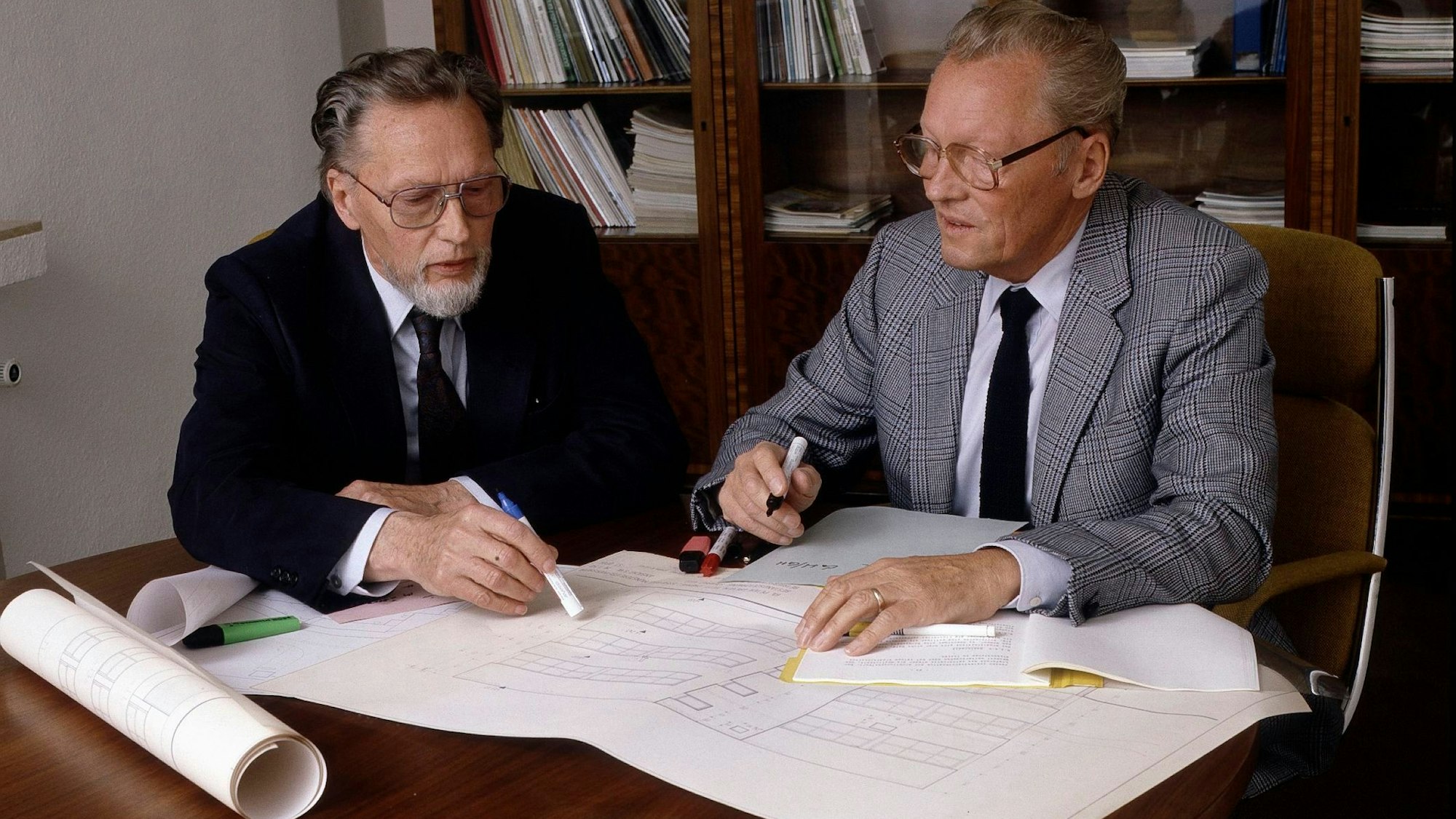 Heinz und Günther Greven sitzen vor einem Plan.