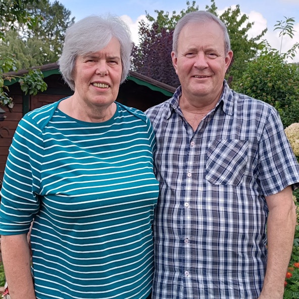 Eine Frau und ein Mann lächeln.