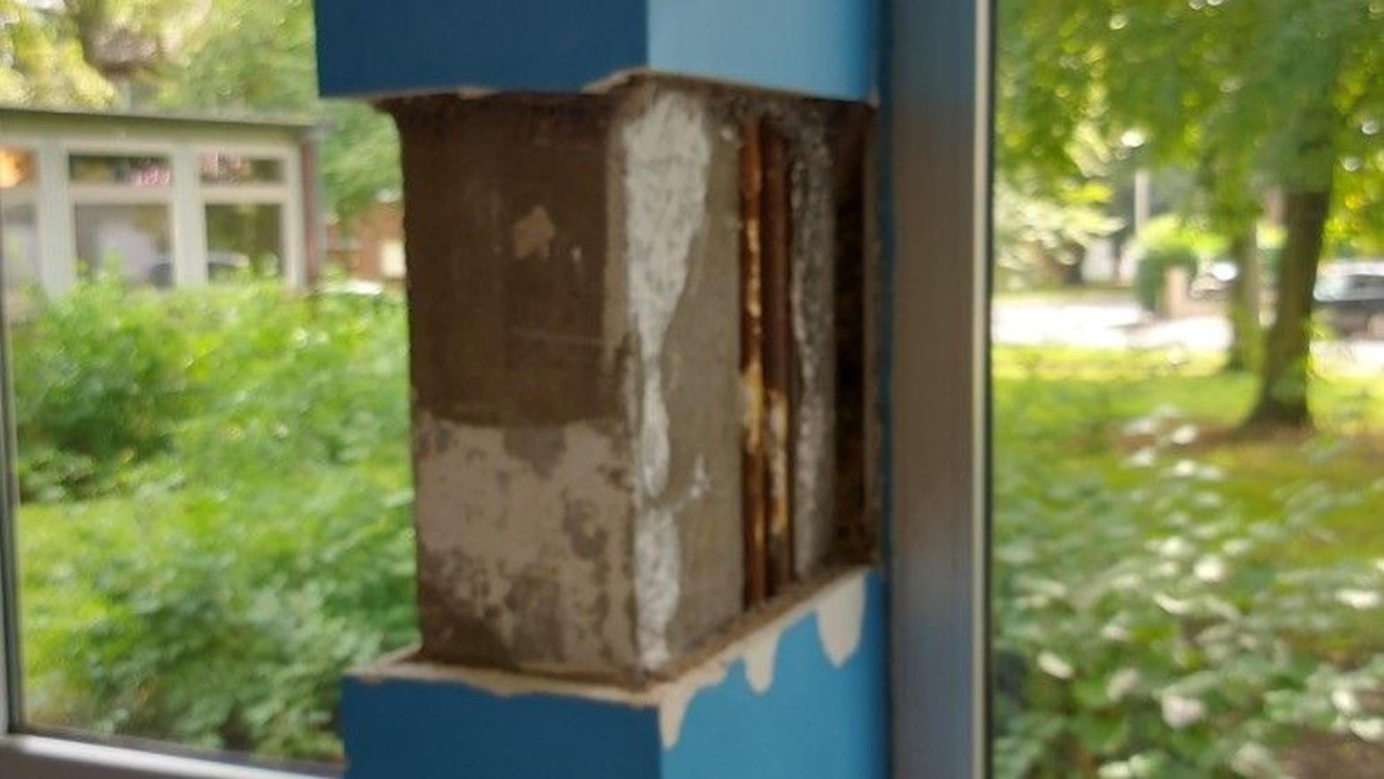 An einer Wand fehlt ein Stück Verputz.
