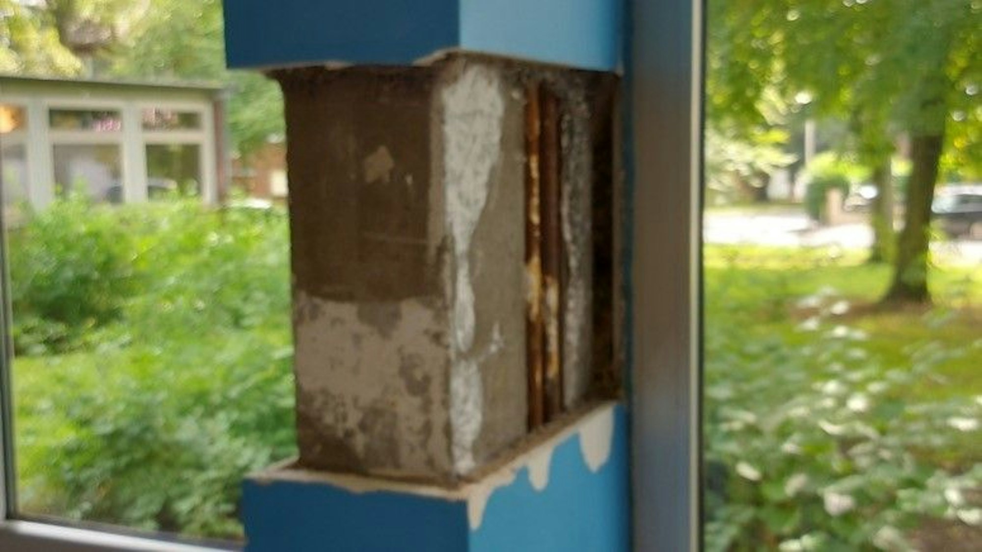 An einer Wand fehlt ein Stück Verputz.