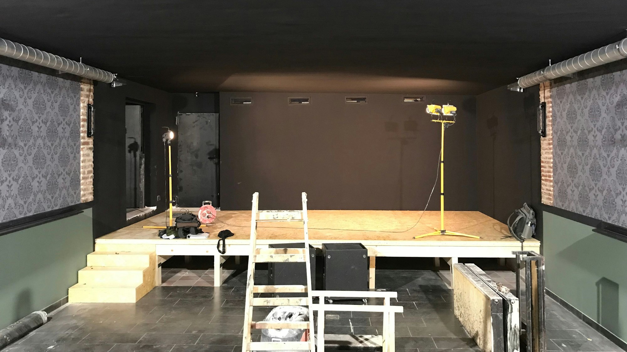 Eine Bühne wird gerade aufgebaut.