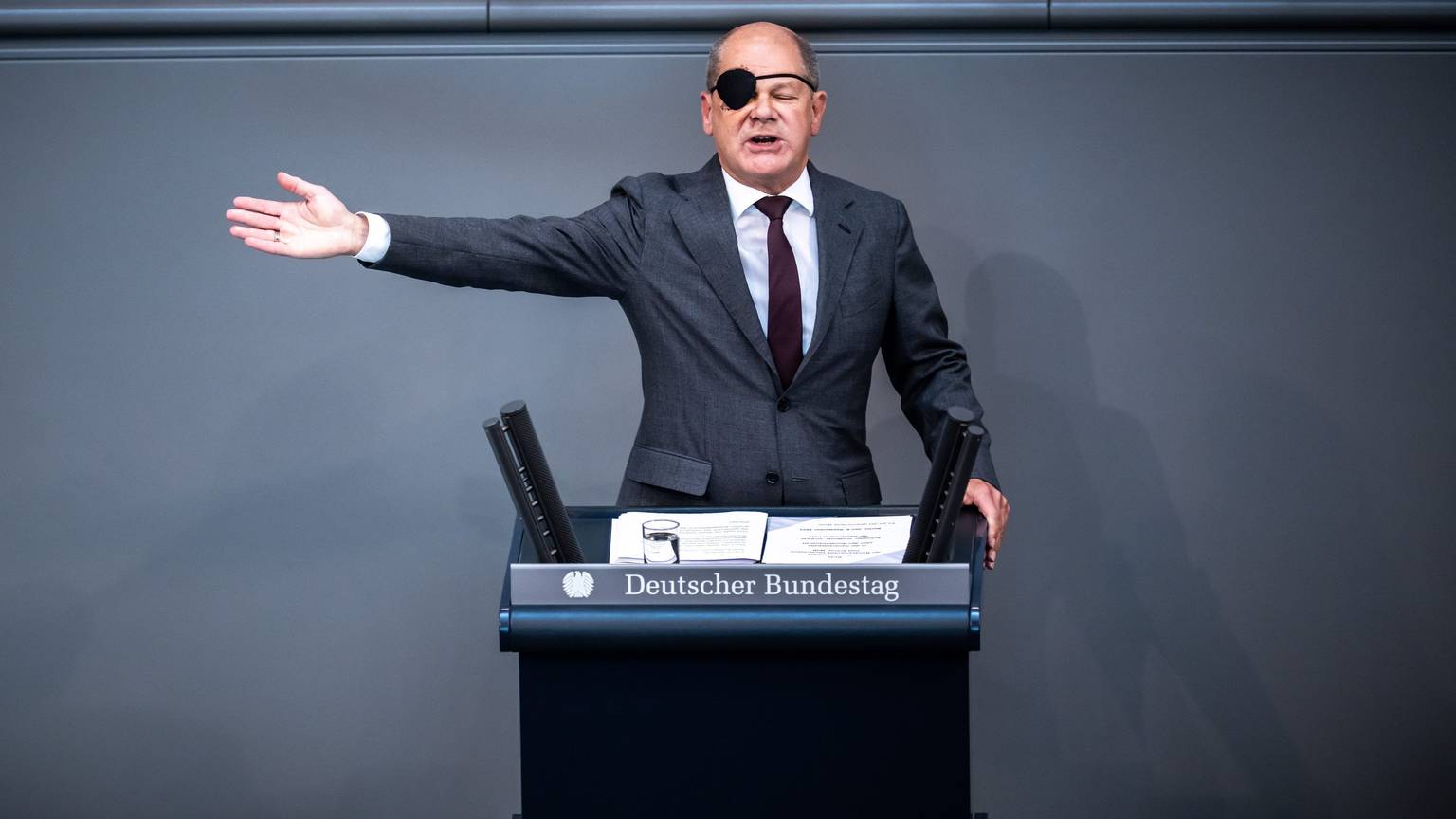 Bundeskanzler Olaf Scholz (SPD), nimmt an der Generaldebatte des Bundestags teil.