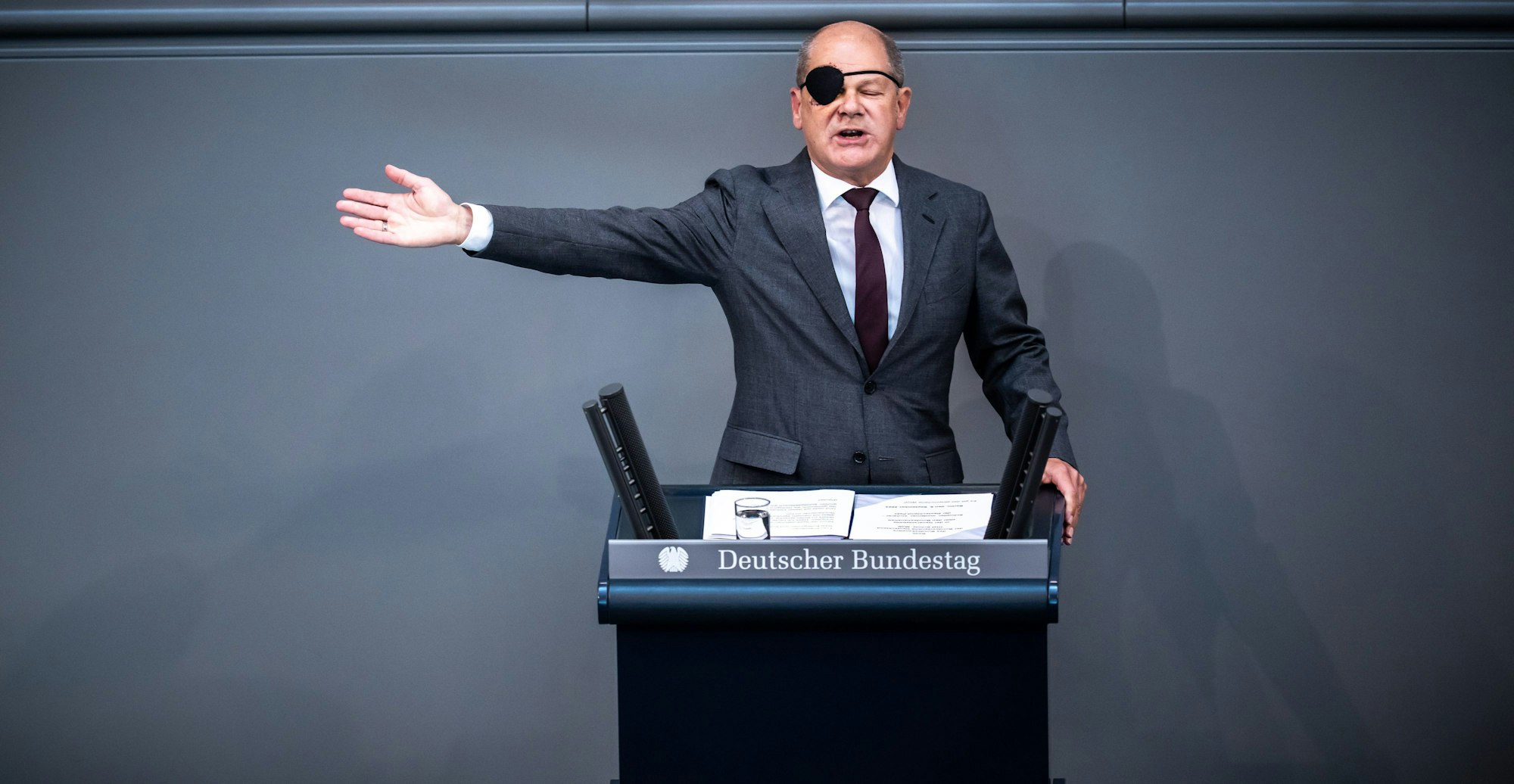Bundeskanzler Olaf Scholz (SPD), nimmt an der Generaldebatte des Bundestags teil.