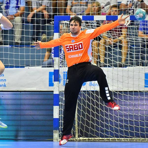 Torhüter Daniel Rebmann hat beide Arme zur Seite gestreckt, um den Ball, der aufs Tor kommt, abzuwehren.