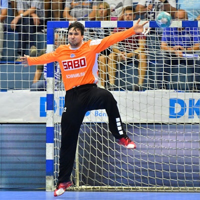 Torhüter Daniel Rebmann hat beide Arme zur Seite gestreckt, um den Ball, der aufs Tor kommt, abzuwehren.