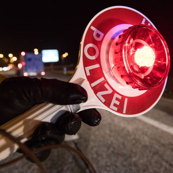 Ein Polizist hält am 03.12.2016 während einer Verkehrskontrolle mit einer Haltekelle Fahrzeuge an.