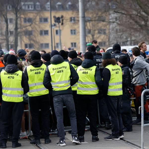 Mitarbeiter einer Sicherheitsfirma stehen beim Straßenkarneval im Februar 2022 an einer Absperrung im Zülpicher Viertel.