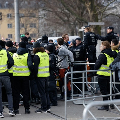 Mitarbeiter einer Sicherheitsfirma stehen beim Straßenkarneval im Februar 2022 an einer Absperrung im Zülpicher Viertel.