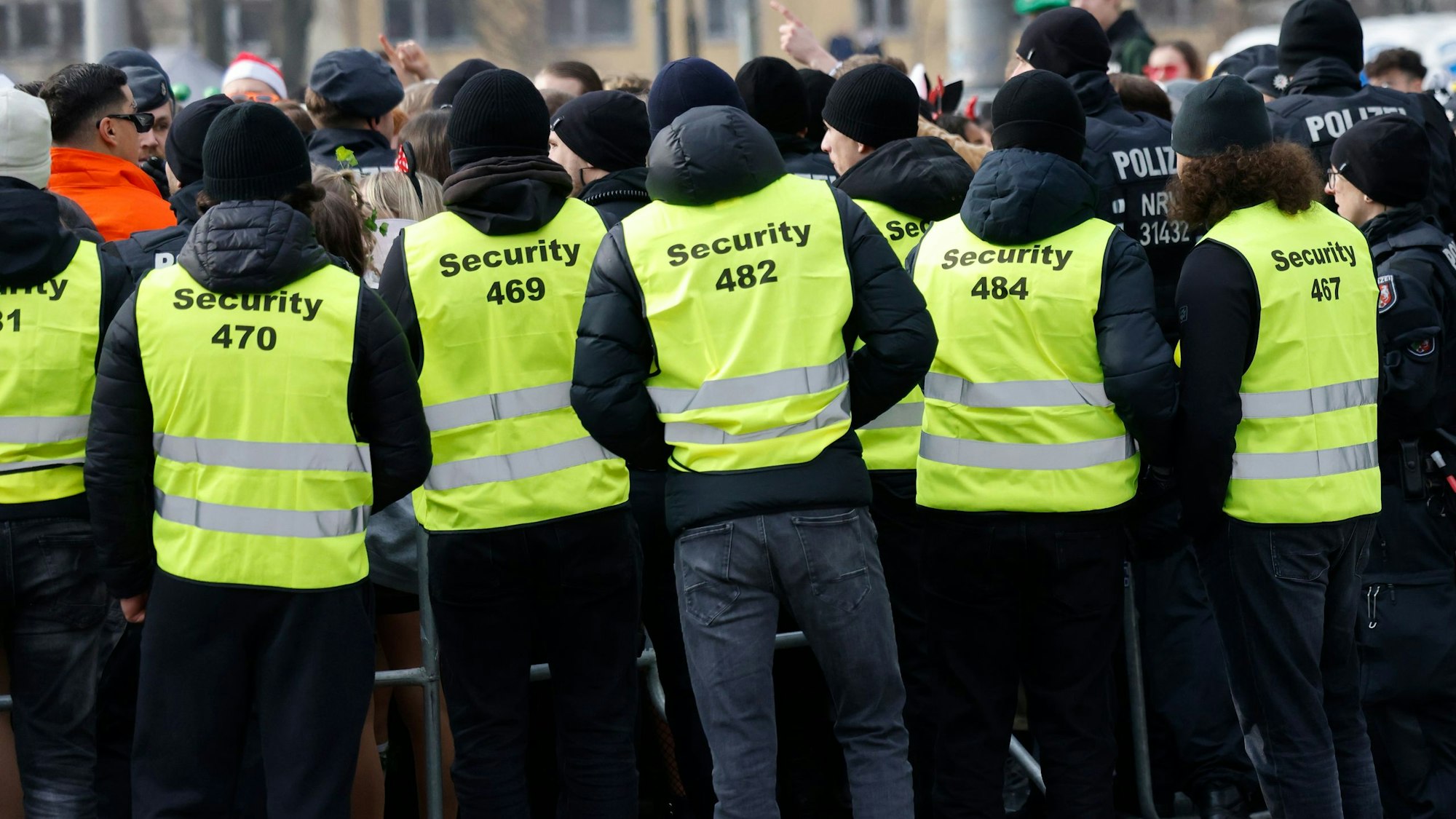 Die nummerierten Westen sollen das Personal am Elften Elften eindeutig identifizierbar machen.