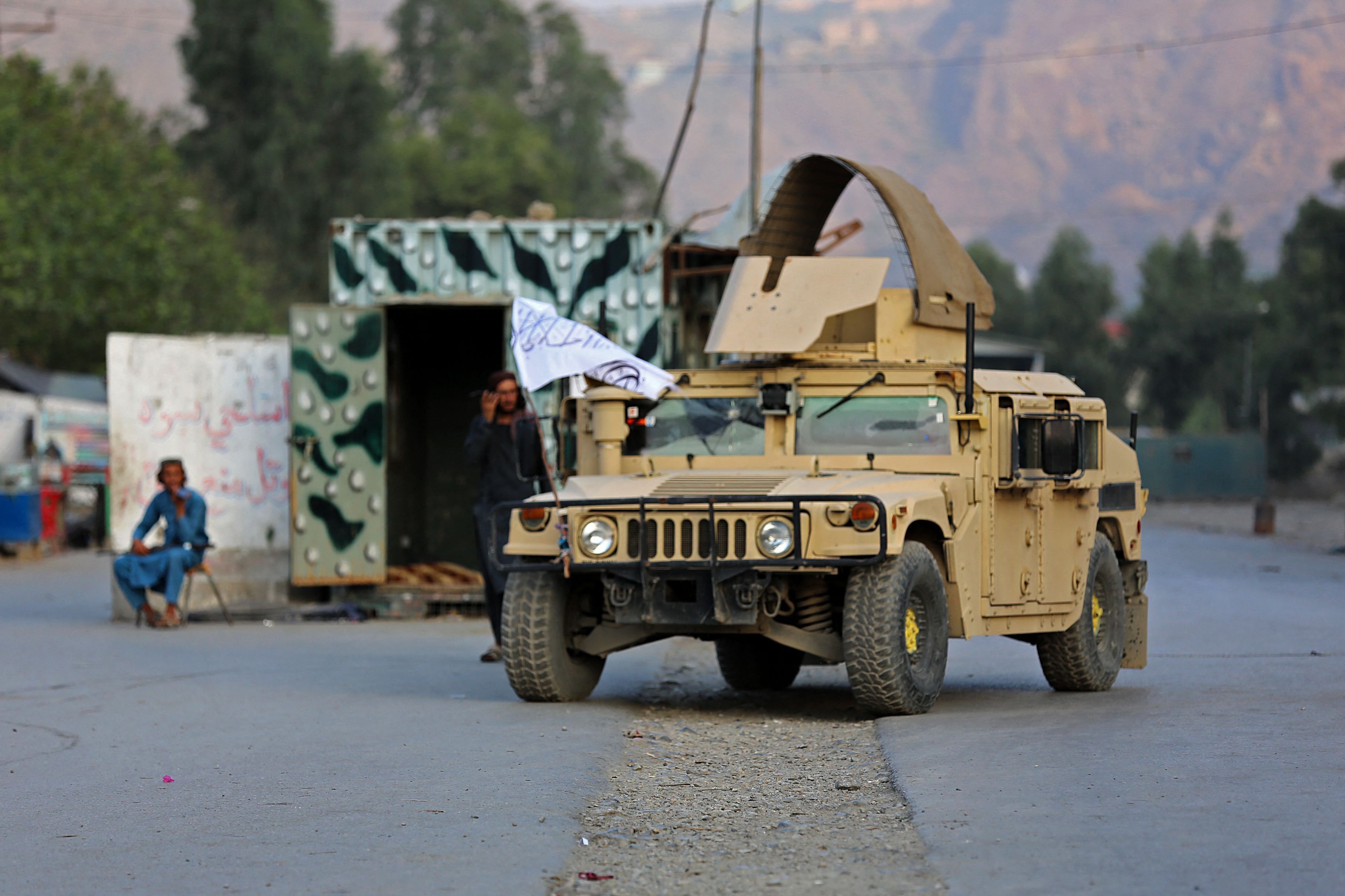 Ein Humvee, sprich ein verstärkter Geländewagen, steht auf der Straße.