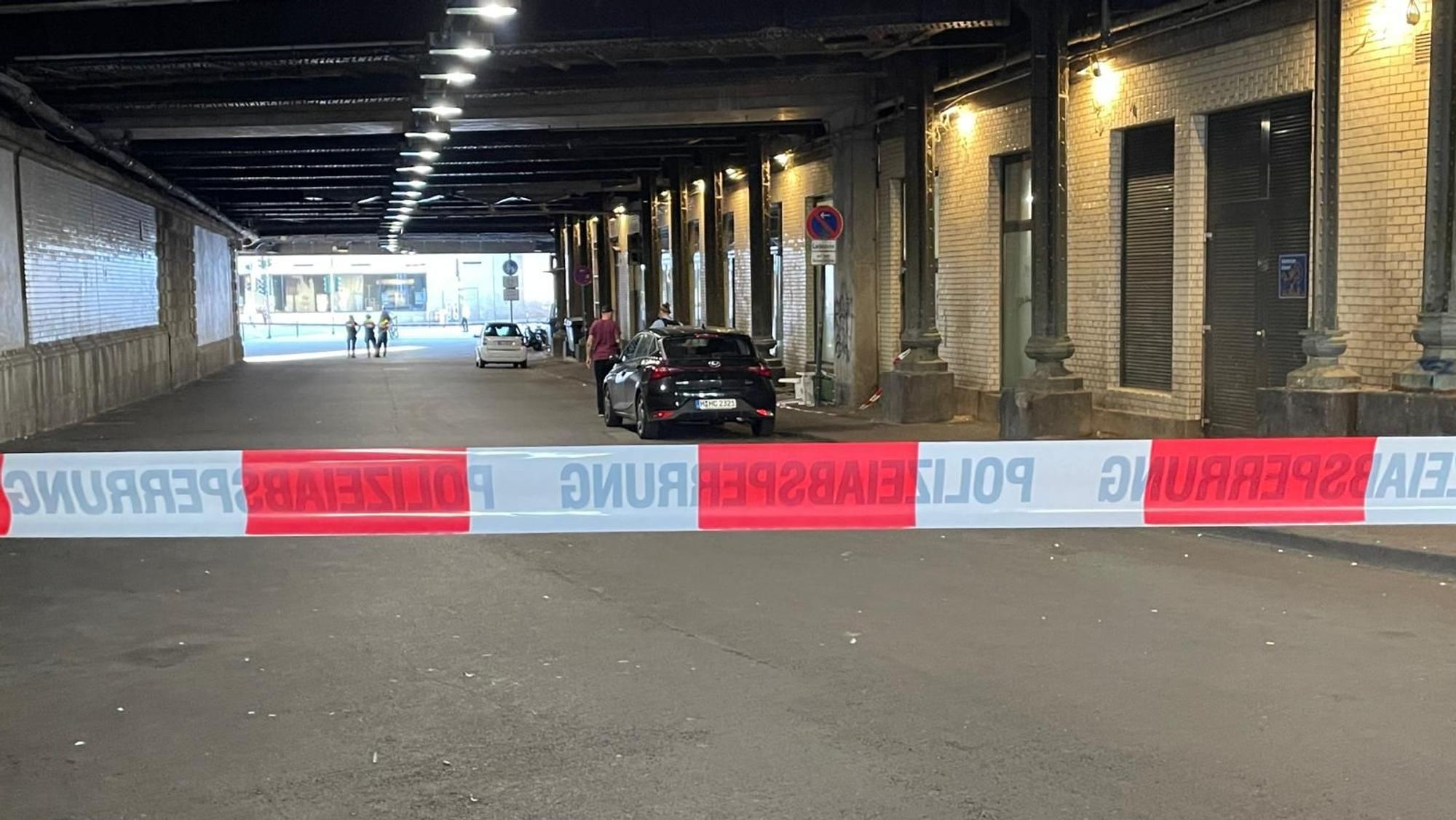 Die Polizei sperrte den Tunnel an der Johannisstraße.