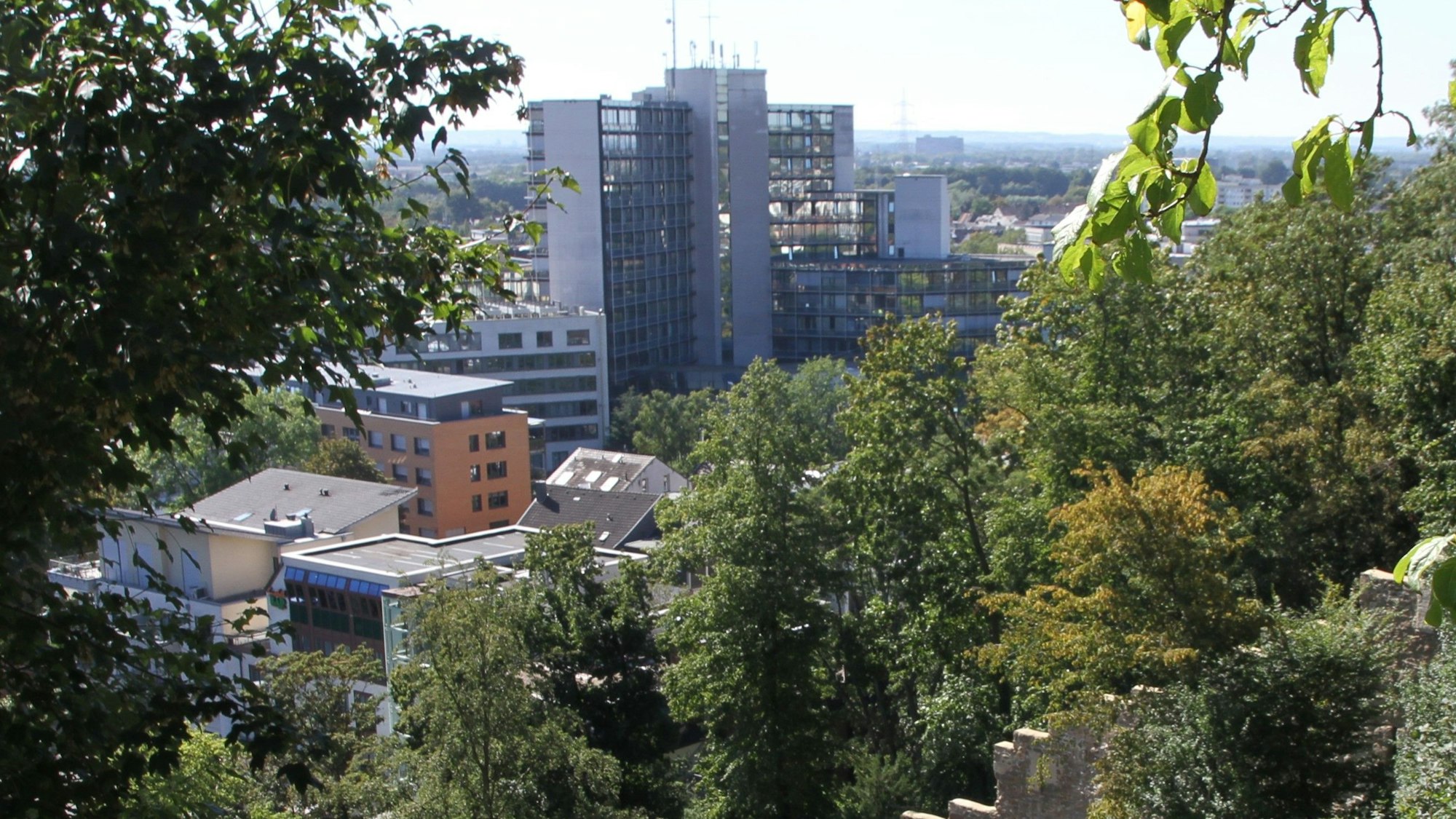 Blick auf das Kreishaus vom Michaelsberg aus, rechts die Reste der alten Stadtmauer