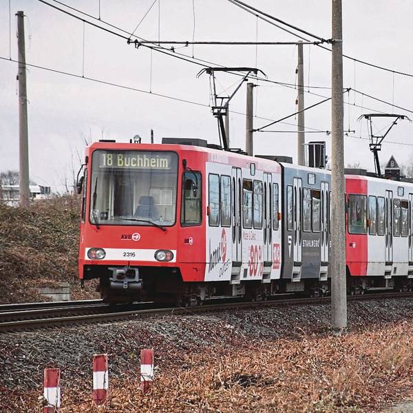 Eine Stadtbahn der Linie 18 auf der Strecke zwischen Hermülheim und Fischenich.