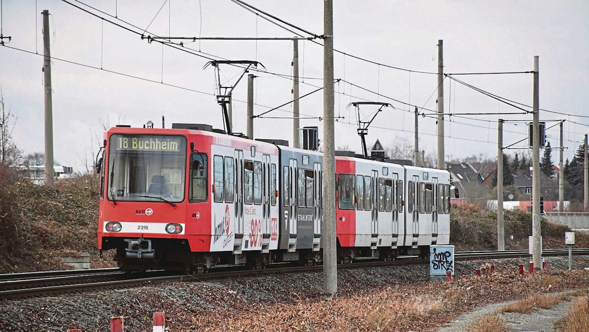 Eine Stadtbahn der Linie 18 auf der Strecke zwischen Hermülheim und Fischenich.