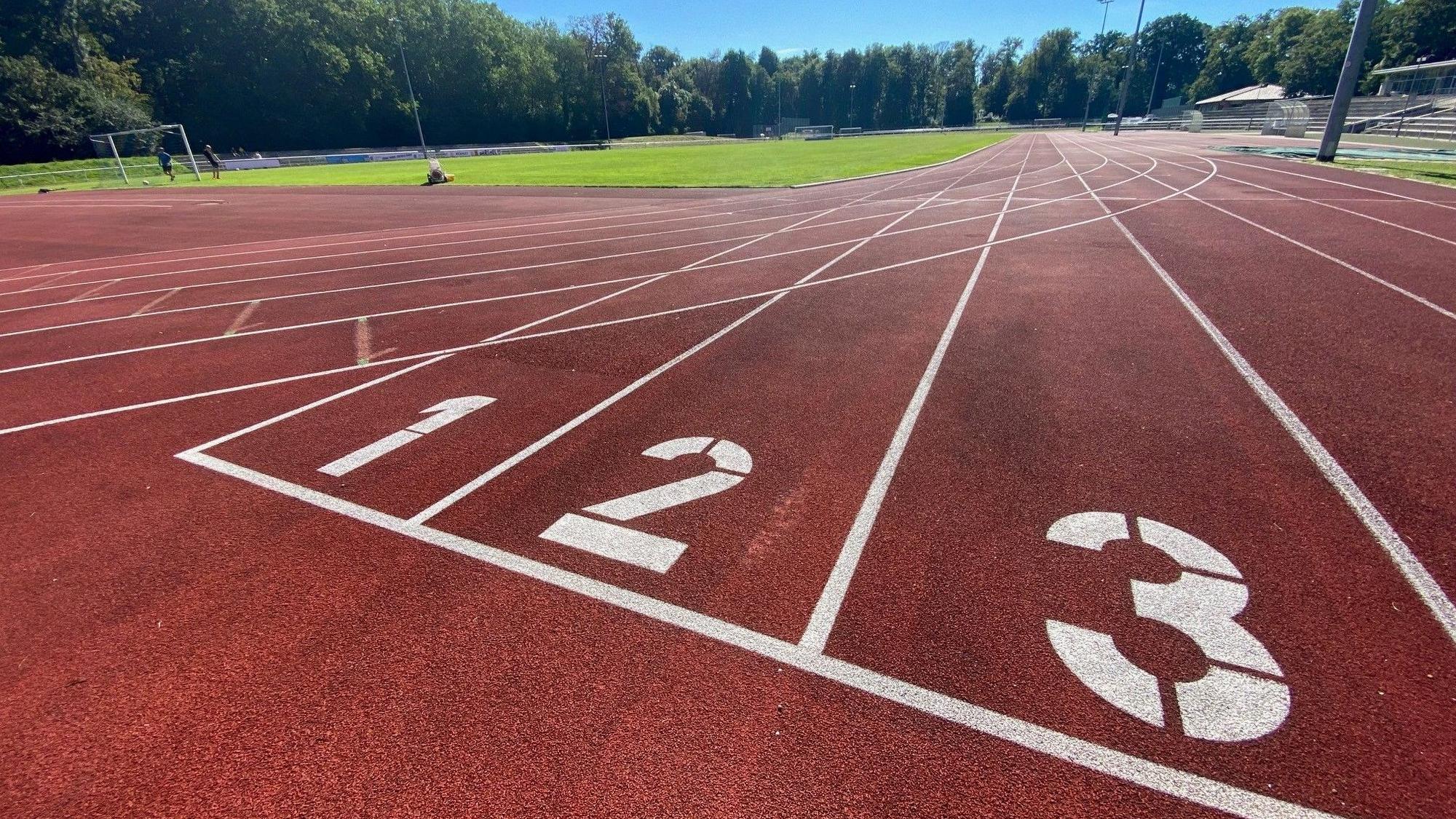 Das Bild zeigt die Laufbahn im Schlossparkstadion in Brühl.