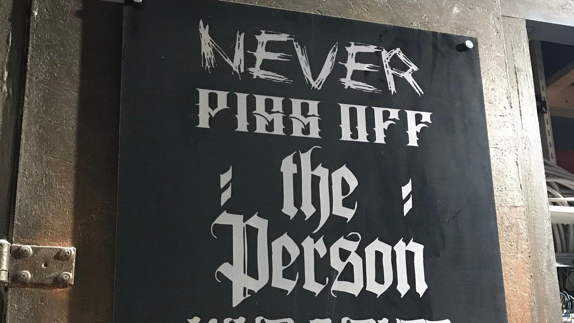 Ein Plakat hängt an einer Tür.