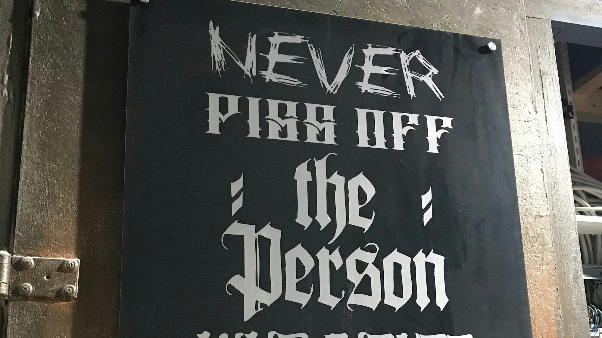 Ein Plakat hängt an einer Tür.