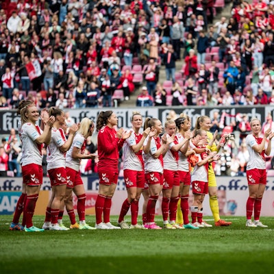 FLYERALARM Frauen Fussball Bundesliga, 1. FC Koeln - Eintracht Frankfurt Die Spielerinnen des 1. FC Koeln feiern trotz Niederlage mit den Fans im Stadion FLYERALARM Frauen Fussball Bundesliga, 1. FC Koeln - Eintracht Frankfurt, Koeln, Rheinenergiestadion *** FLYERALARM Womens Soccer Bundesliga, 1 FC Koeln Eintracht Frankfurt The players of 1 FC Koeln celebrate with the fans in the stadium despite defeat FLYERALARM Womens Soccer Bundesliga, 1 FC Koeln Eintracht Frankfurt, Koeln, Rheinenergiestadion Copyright: xBEAUTIFULxSPORTS/Wunderlx