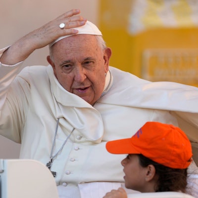 Vatikan, Vatikanstadt: Papst Franziskus kommt zu seiner wöchentlichen Generalaudienz auf dem Petersplatz und hält seine Kappe fest.