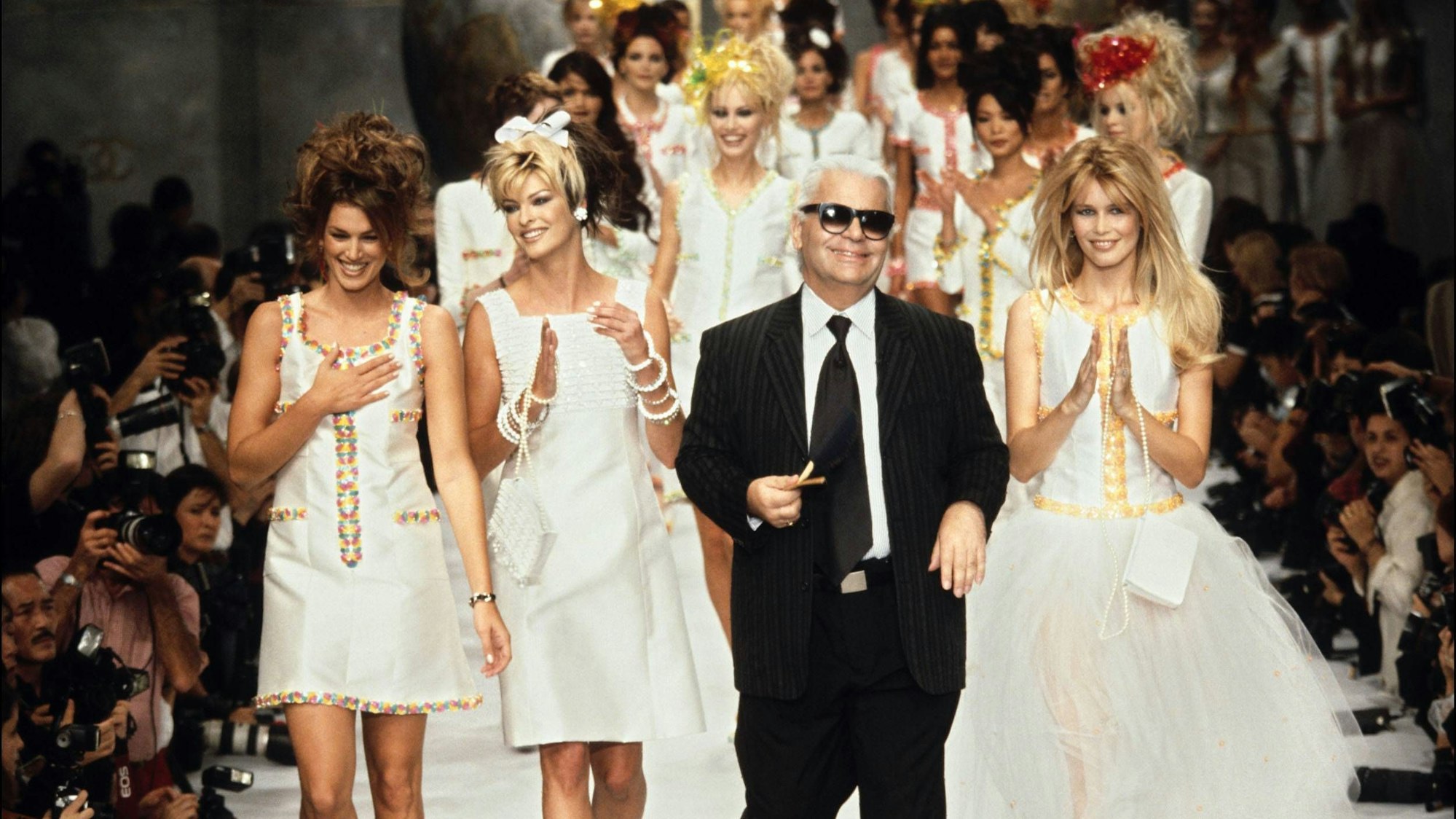 Claudia Schiffer zusammen mit Cindy Crawford, Linda Evangelista und Karl Lagerfeld bei einer Modeshow von 1996.