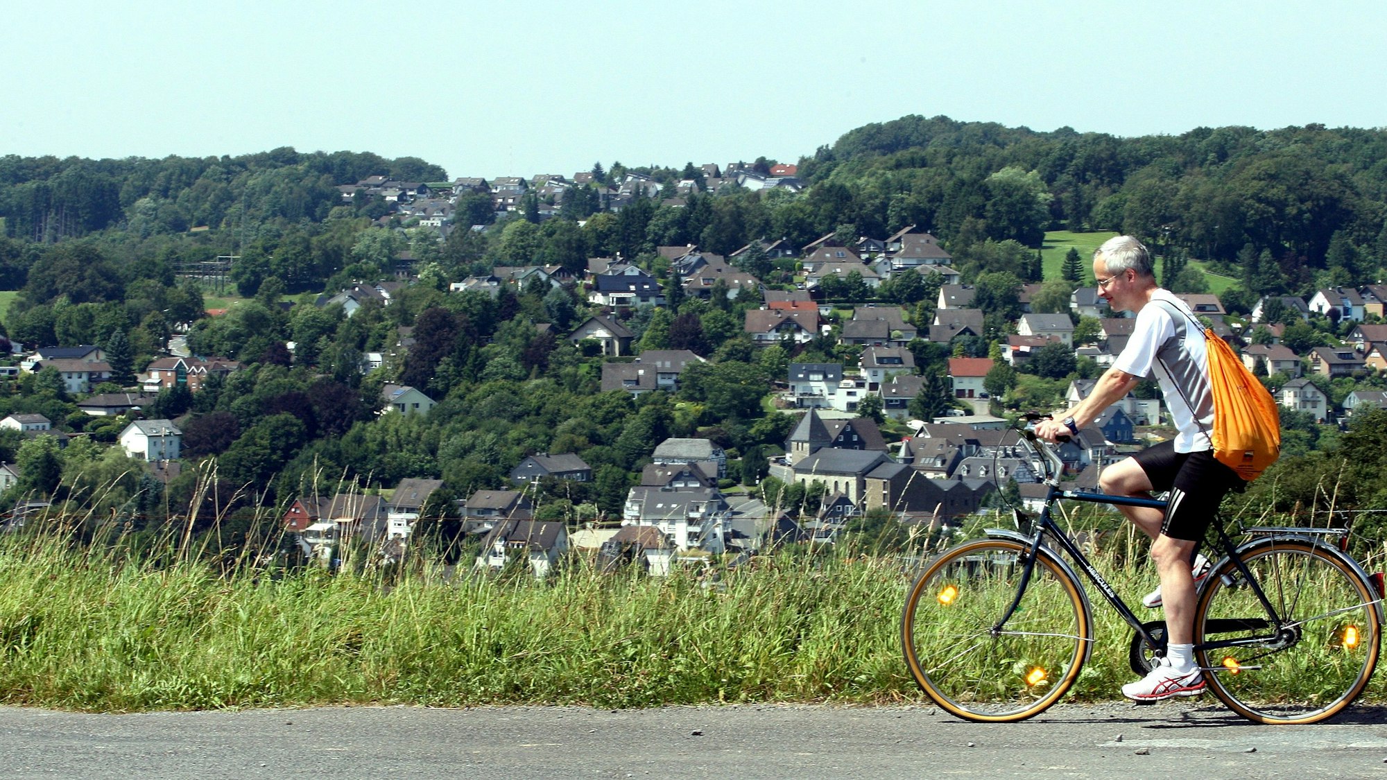 Das Foto zeigt einen Radfahrer auf einer Straße oberhalb von Kürten