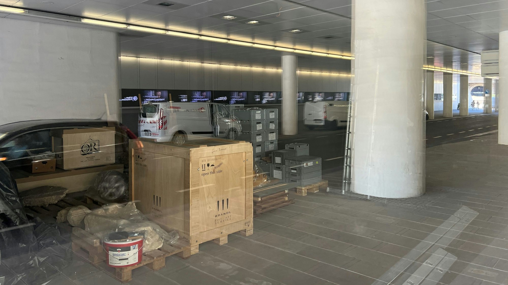 Das Schaufenster im Tunnel „Am Domhof“ gibt den Blick in eine Rumpelkammer frei.