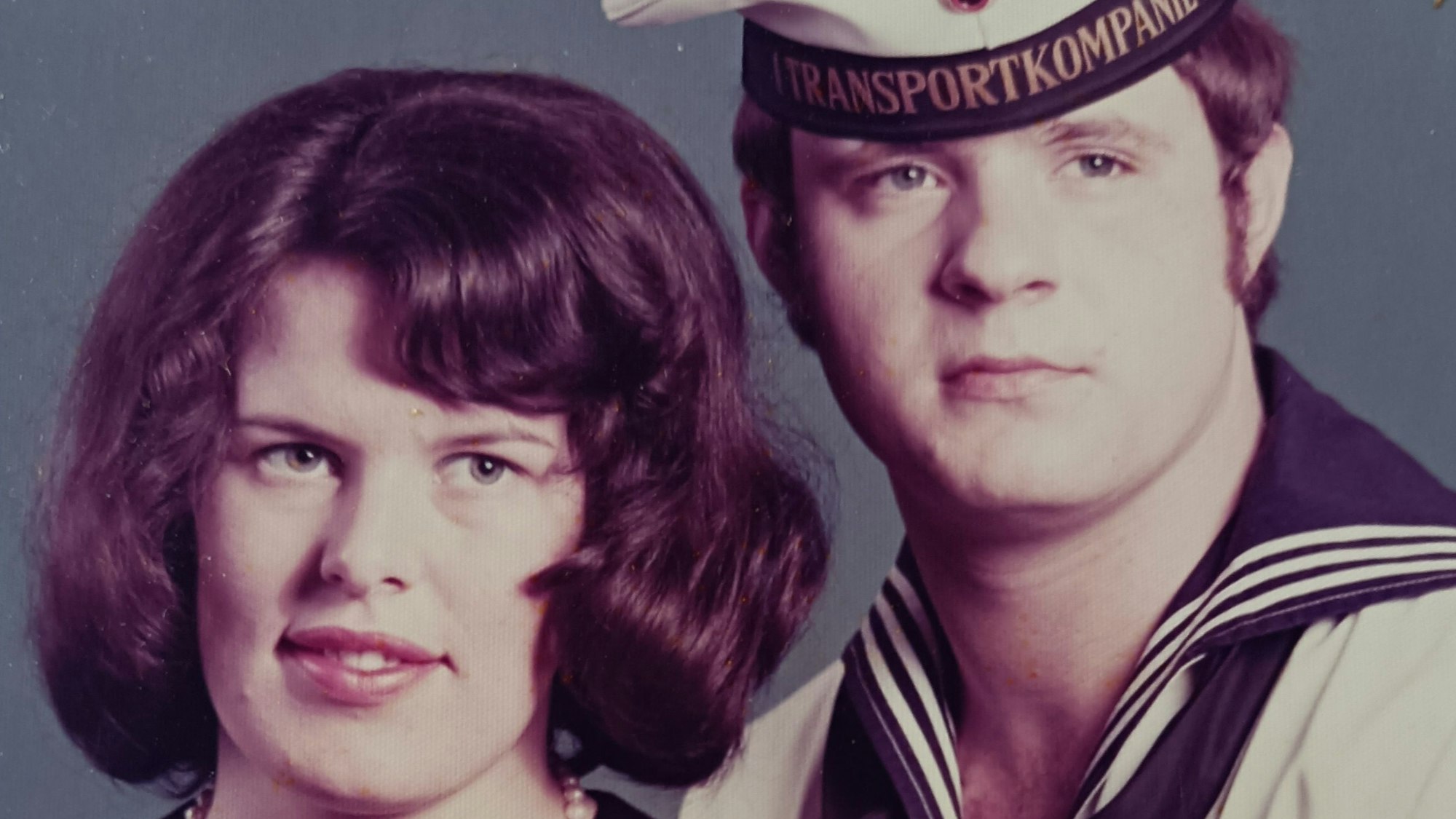 Eine Frau und ein Mann lächeln.