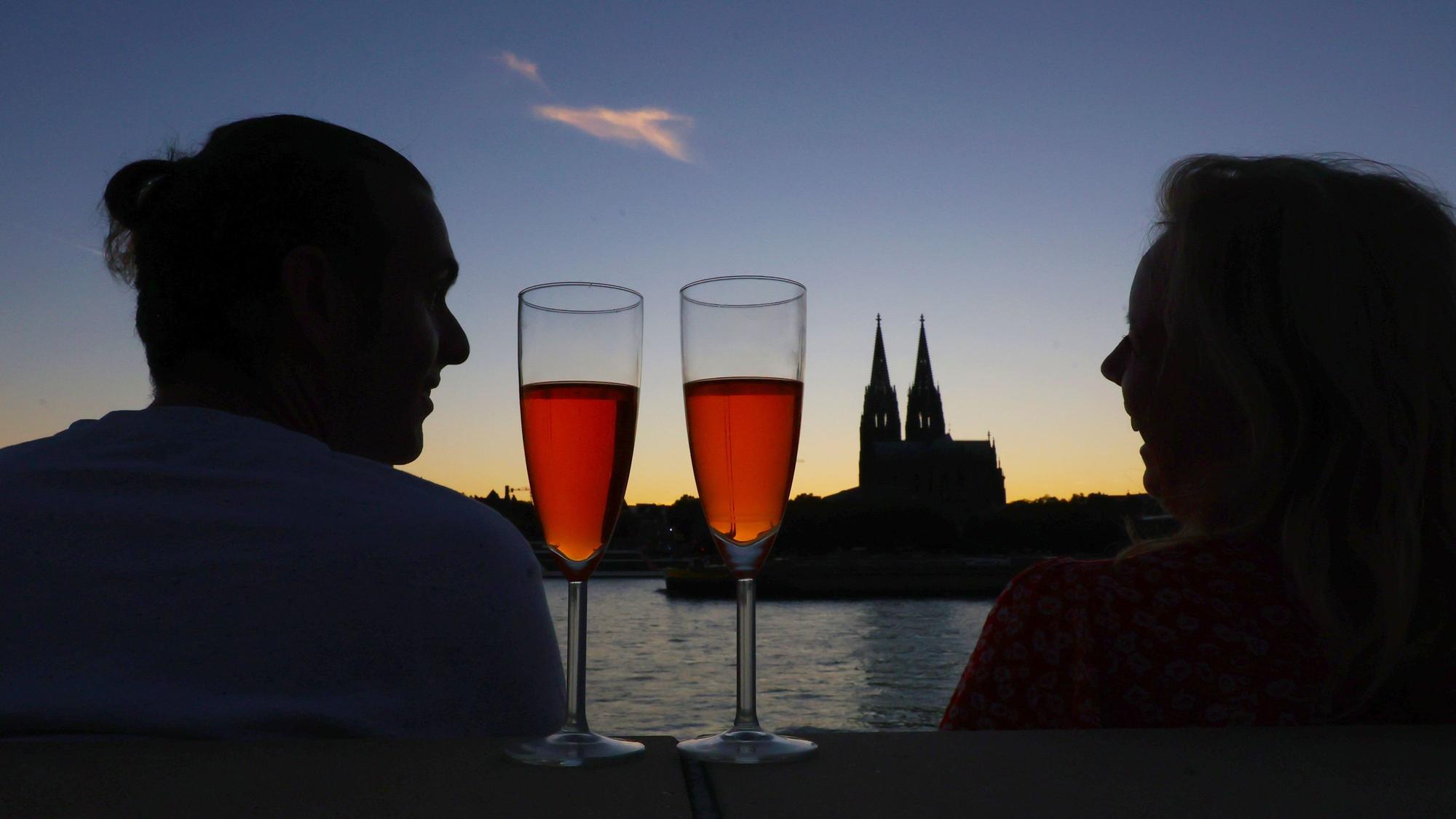 05.09.2023
Köln:
Sonnenuntergang am Rheinboulevard
mit Blick auf Dom
Kaltgetränk beim Gespräch
Foto: Martina Goyert