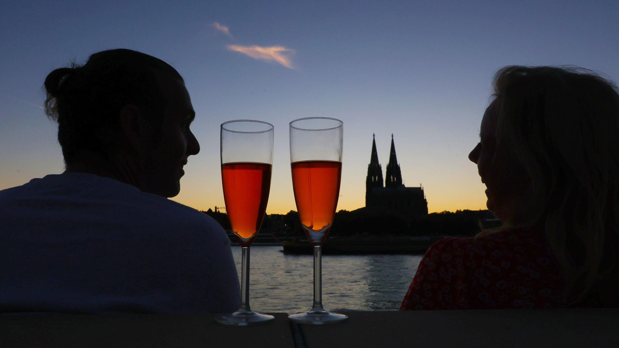 05.09.2023
Köln:
Sonnenuntergang am Rheinboulevard
mit Blick auf Dom
Kaltgetränk beim Gespräch
Foto: Martina Goyert