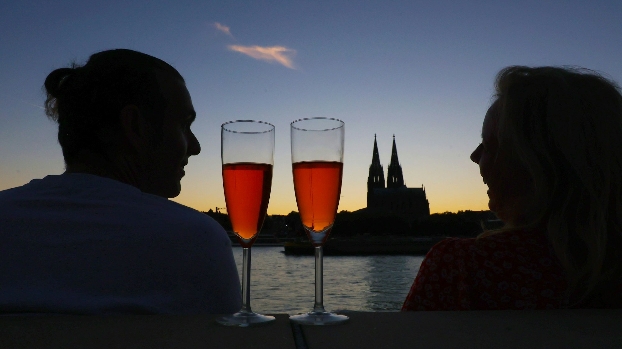 05.09.2023
Köln:
Sonnenuntergang am Rheinboulevard
mit Blick auf Dom
Kaltgetränk beim Gespräch
Foto: Martina Goyert