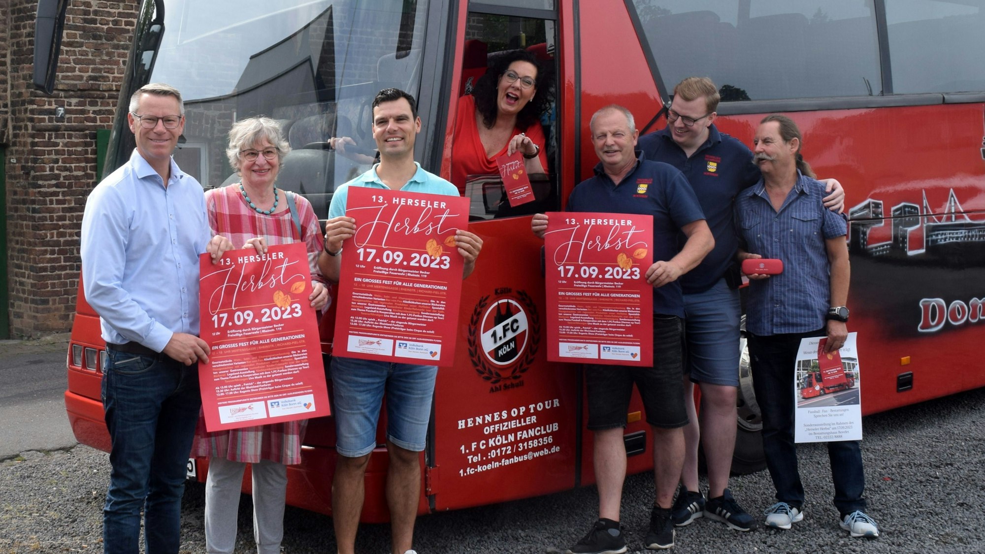 1. September 2023. Bornheim-Hersel. Bornheims Wirtschaftsförderer Sebastian Römer (links) und die Sprecherin der Interessengemeinschaft "Herseler Herbst" Yvonne Bovelet (im FC-Bus) werben gemeinsam mit einigen Beteiligten für den "Herseler Herbst 2023". Foto: Frank Engel-Strebel