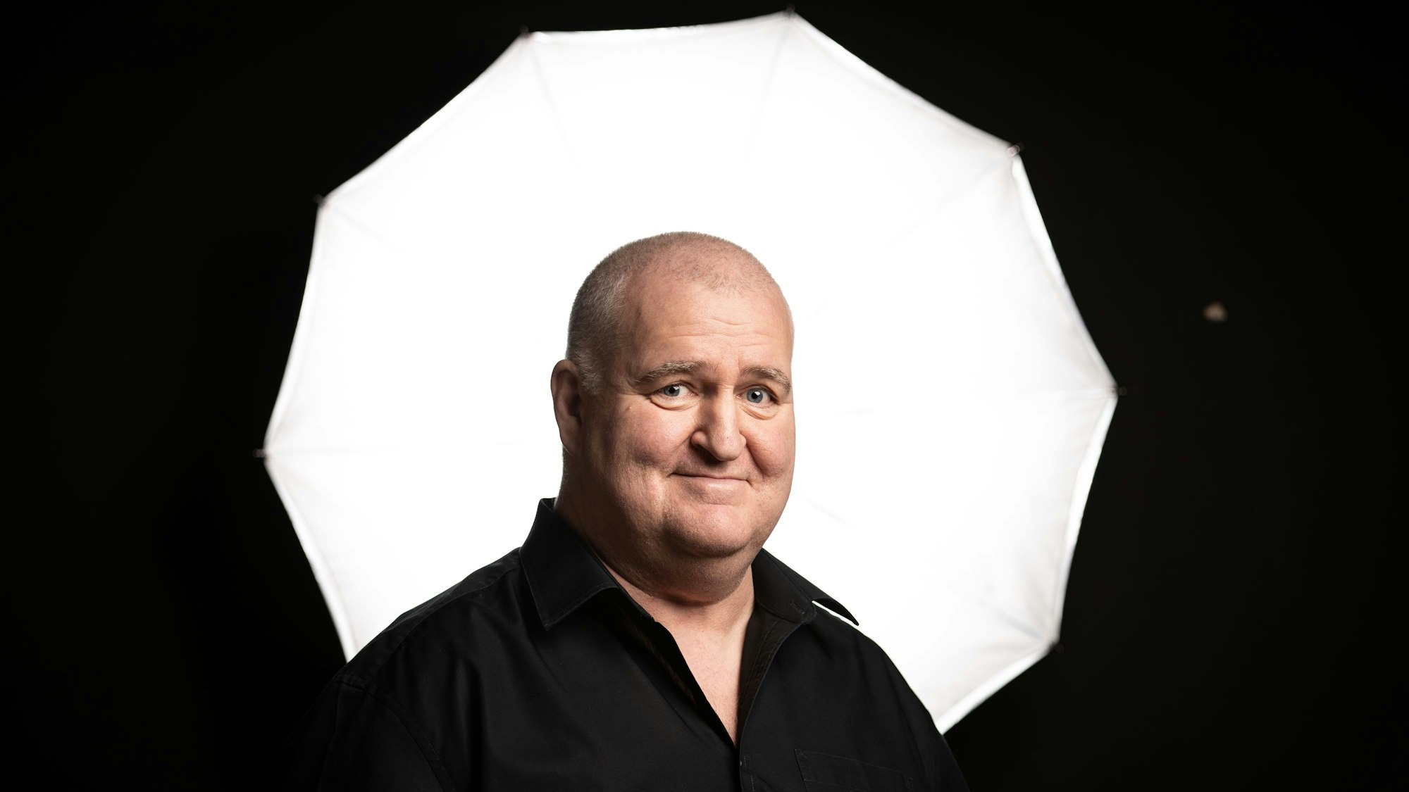 Markus Maria Profitlich vor schwarz-weißem Hintergrund