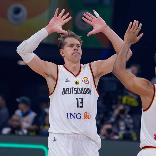 Deutschlands Power Forward Moritz Wagner (l.) klatscht mit seinem Teamkollegen Maodo Lo ab.