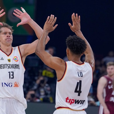 Deutschlands Power Forward Moritz Wagner (l.) klatscht mit seinem Teamkollegen Maodo Lo ab.