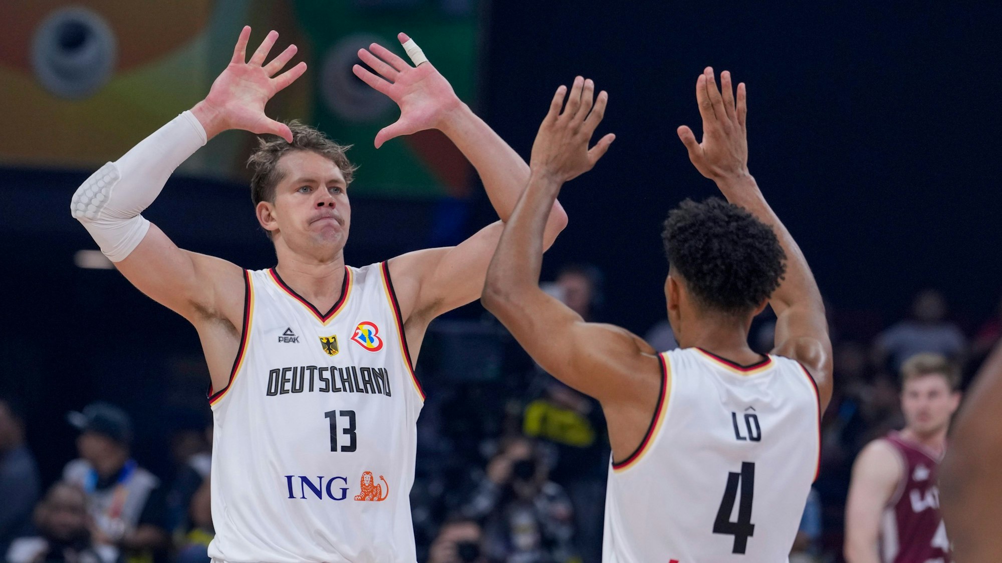 Deutschlands Power Forward Moritz Wagner (l.) klatscht mit seinem Teamkollegen Maodo Lo ab.