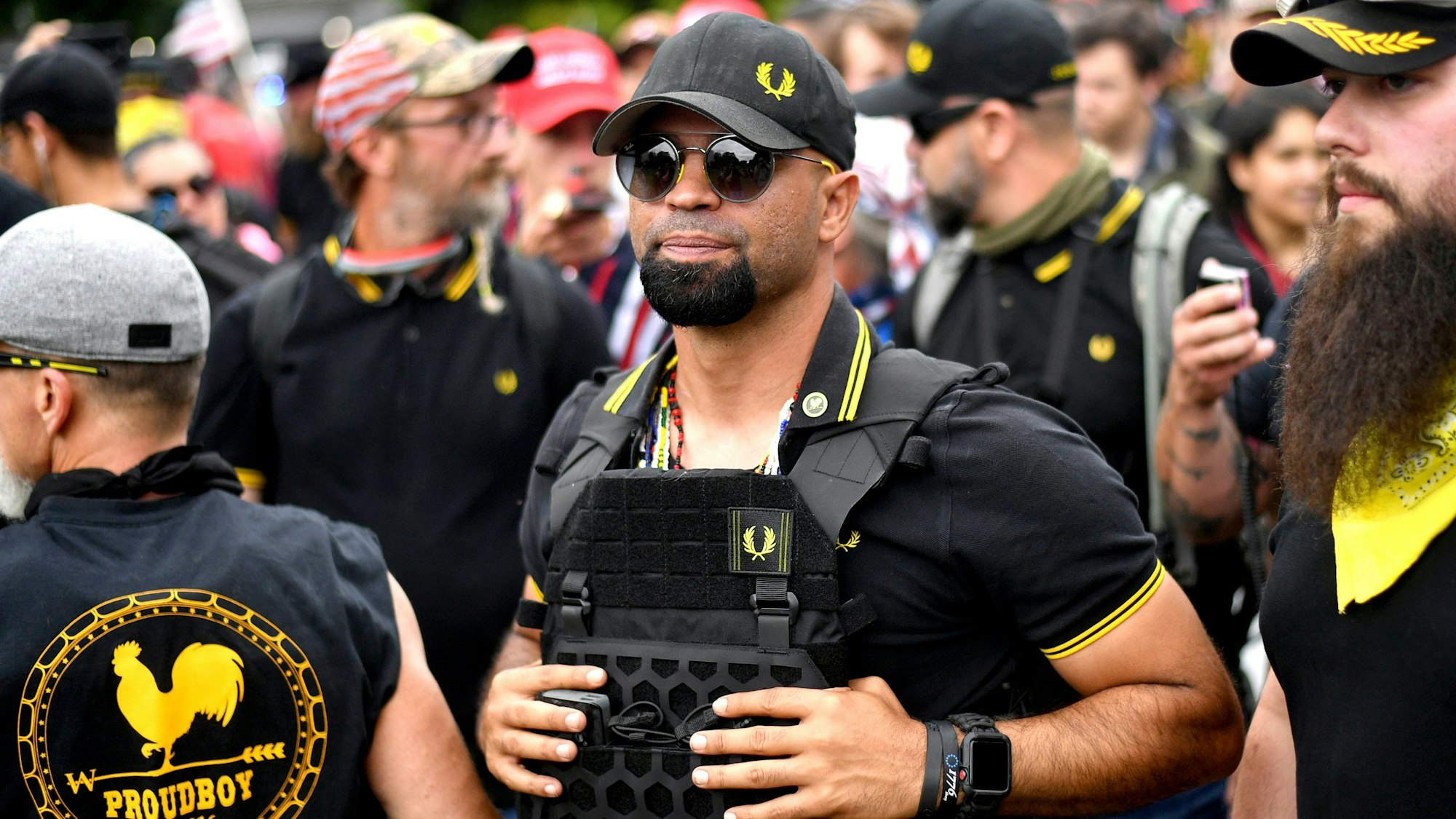 ARCHIV - 17.08.2019, USA, Portland: Enrique Tarrio, frühere Anführer der rechtsradikalen Gruppe «Proud Boys», demonstriert in Portland. Wegen des Angriffs auf das US-Kapitol im Januar 2021 soll der frühere Anführer der rechtsradikalen Gruppe «Proud Boys» 22 Jahre lang in Haft. (zu dpa «Kapitol-Attacke: 22 Jahre Haft für Ex-Anführer rechter «Proud Boys»») Foto: Noah Berger/AP/dpa +++ dpa-Bildfunk +++