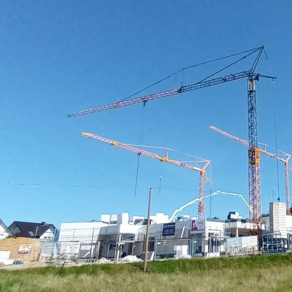 Baustelle mit vier Kränen und Funkturm im Hintergrund