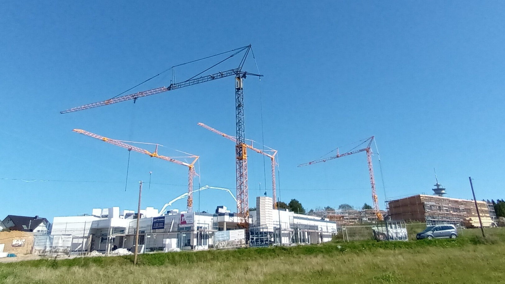 Baustelle mit vier Kränen und Funkturm im Hintergrund