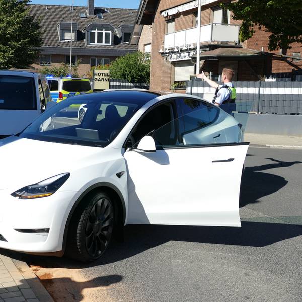 Ein beschädigter Tesla steht an einer Unfallstelle.