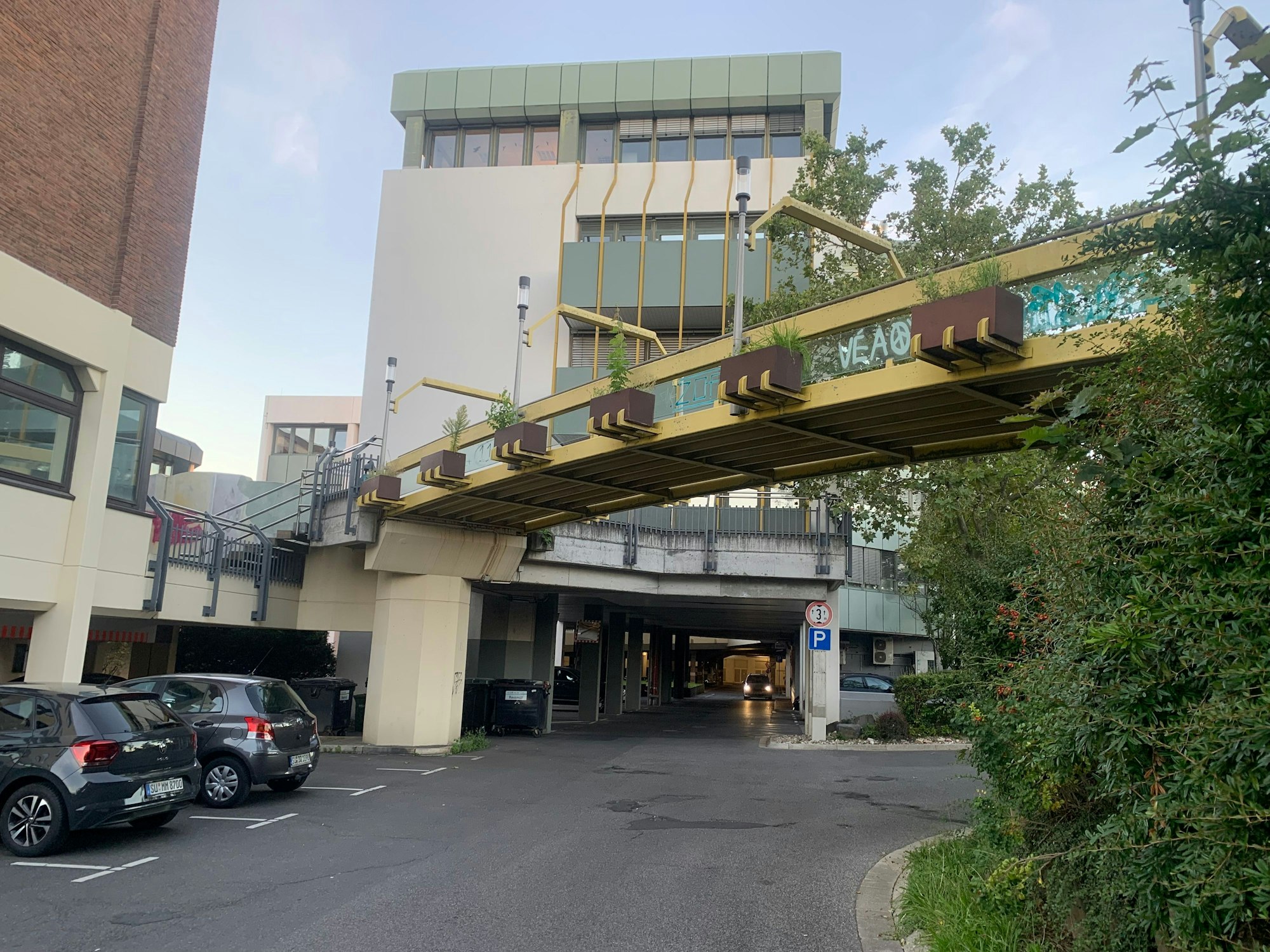 Blick auf die rostige Grantham Bridge in gelber Farbe die aus Stahl gefertigt ist.