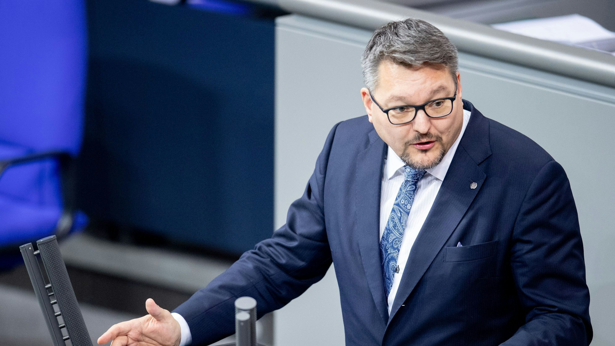 ARCHIV - 13.01.2021, Berlin: Stefan Keuter (AfD) spricht im Bundestag. Keuter hat im Bundestag für einen Eklat gesorgt, indem er die frühere Kanzlerin Angela Merkel (CDU) indirekt mit Adolf Hitler verglichen hat. (zu dpa «AfD-Abgeordneter vergleicht Merkel indirekt mit Hitler») Foto: David Hutzler/dpa +++ dpa-Bildfunk +++