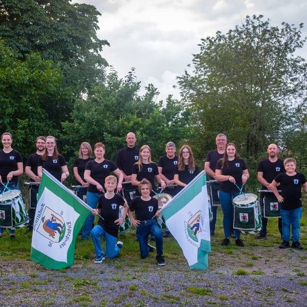 Vor 65 Jahren wurde in der Gummersbacher Ortschaft Lieberhausen der Fanfarenzug gegründet. Am kommenden Samstag wird dieser besondere Geburtstag ordentlich gefeiert. Hier posieren die Musikerinnen und Musiker mit ihren Fahnen im Grünen.