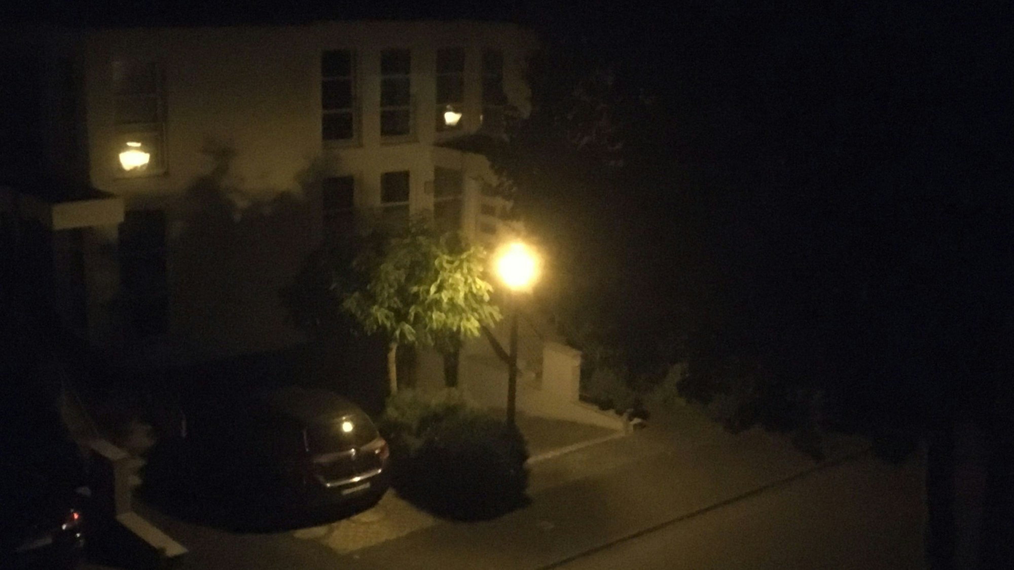 Eine brennende Straßenlaterne in der Hennefer Dickstraße vor der Abschaltung um 23 Uhr.